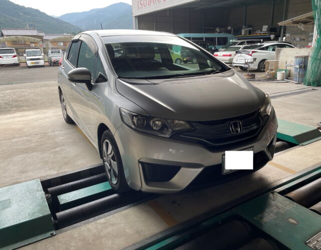 10/17　軽乗市場（かるのりいちば）車検センター　三好店　ホンダ　フィットハイブリッド　車検　